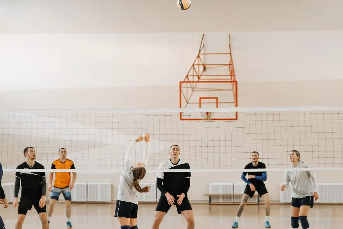 What are the rules for recreational coed volleyball