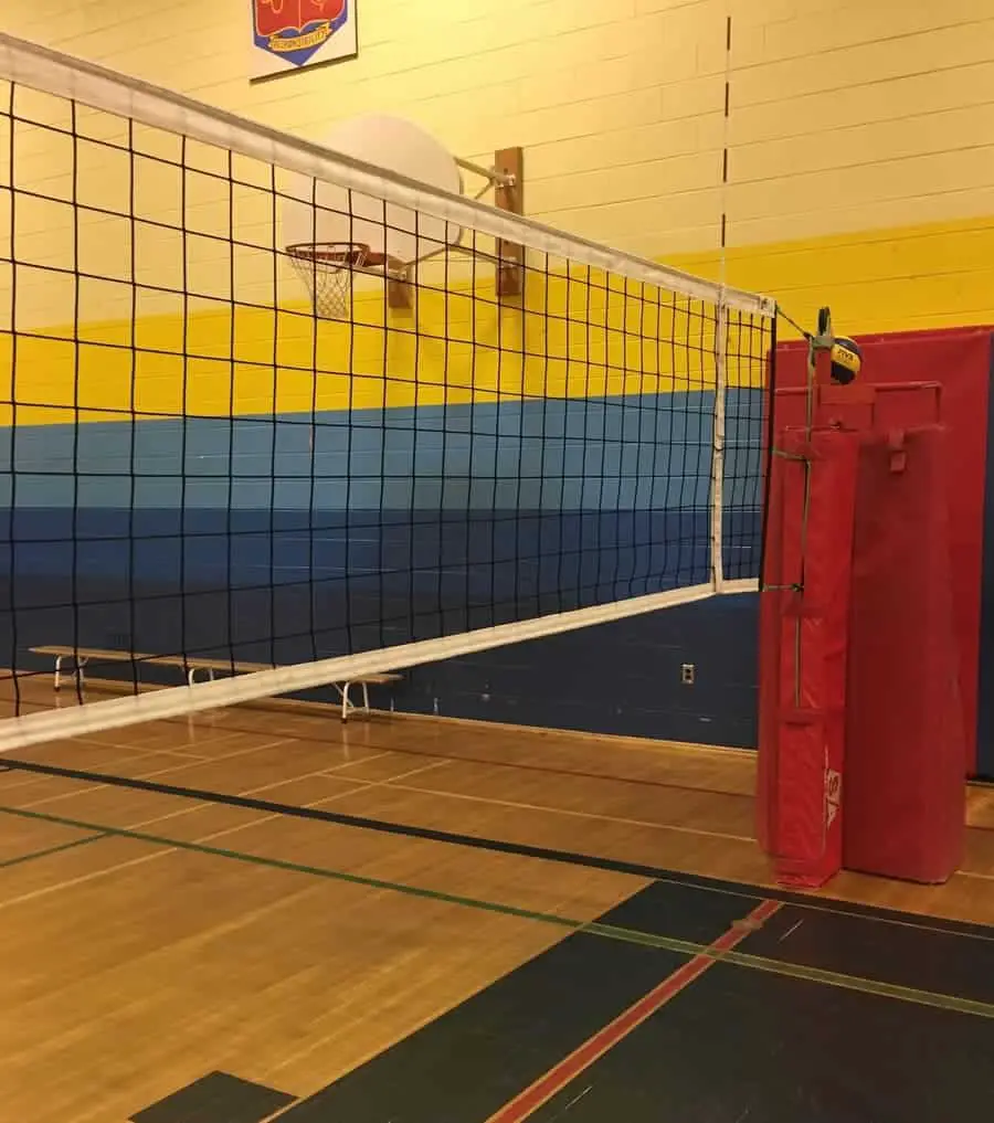  Filet de volley-ball et support d'arbitre avec volley-ball perché sur le dessus 